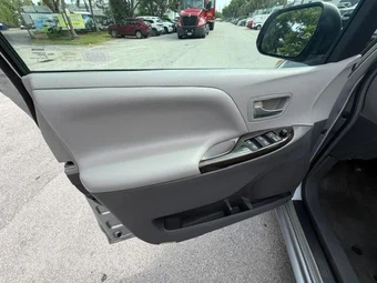 2015 Toyota Sienna XLE 8-Passenger 119.3" WB - miniatura 19