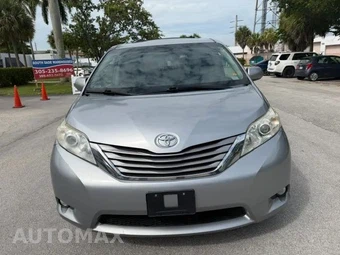 2015 Toyota Sienna XLE 8-Passenger 119.3" WB - miniatura 2