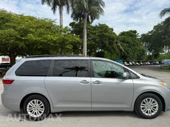 2015 Toyota Sienna XLE 8-Passenger 119.3" WB - miniatura 4