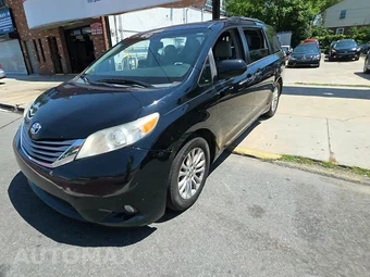 2015 Toyota Sienna XLE 8-Passenger 119.3" WB