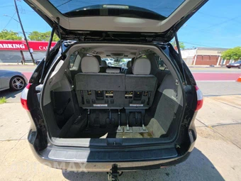 2015 Toyota Sienna XLE 8-Passenger 119.3" WB - miniatura 12