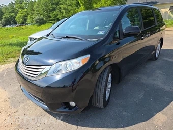 2015 Toyota Sienna XLE Premium 8-Passenger 119.3" WB