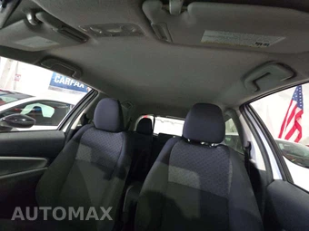 2015 Toyota Yaris L – miniatura 11
