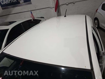 2015 Toyota Yaris L – miniatura 12