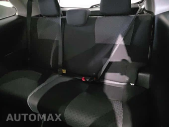 2015 Toyota Yaris L – miniatura 13