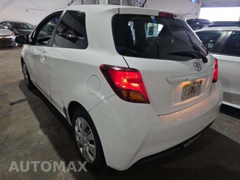 2015 Toyota Yaris L – miniatura 2