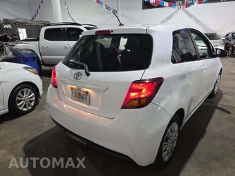 2015 Toyota Yaris L – miniatura 3