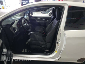 2015 Toyota Yaris L – miniatura 6