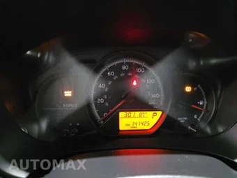 2015 Toyota Yaris L – miniatura 9