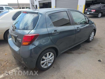 2015 Toyota Yaris LE - miniatura 3