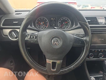 2015 Volkswagen Passat 1.8T Limited Edition – miniatura 10