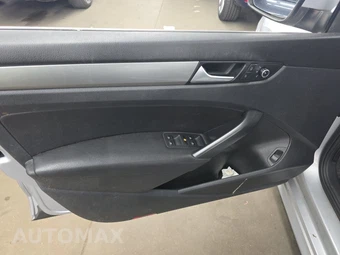 2015 Volkswagen Passat 1.8T Limited Edition – miniatura 9