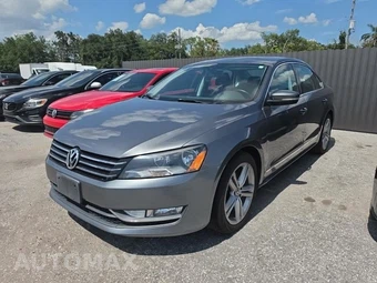 2015 Volkswagen Passat 1.8T SE w/Sunroof & Navigation