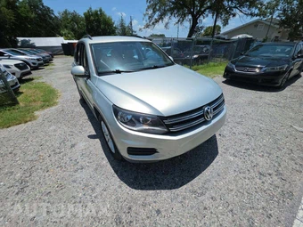 2015 Volkswagen Tiguan SE – miniatura 4