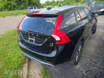 2015 Volvo V60 Cross Country T5 Platinum – miniatura 3