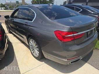 2016 BMW 7 Series Sedan 740i - miniatura 2