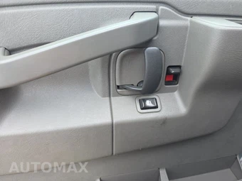 2016 Chevrolet Express 3500 Passenger Van LS 1LS 155.0" WB – miniatura 9