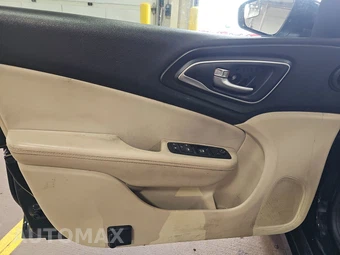 2016 Chrysler 200 Limited – miniatura 9