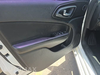 2016 Chrysler 200 Limited – miniatura 9