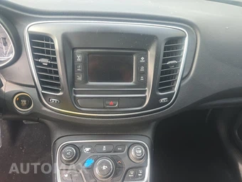 2016 Chrysler 200 Limited - miniatura 11