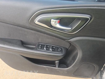 2016 Chrysler 200 Limited - miniatura 9