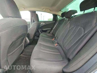 2016 Chrysler 200 LX – miniatura 13