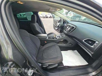 2016 Chrysler 200 LX – miniatura 18