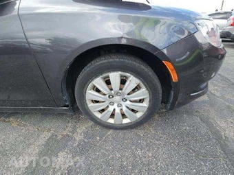 2016 Chrysler 200 LX – miniatura 33