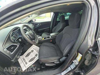 2016 Chrysler 200 LX – miniatura 6