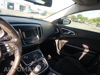 2016 Chrysler 200 Touring - miniatura 11