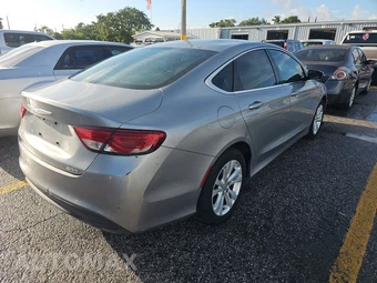 2016 Chrysler 200 Touring - miniatura 4