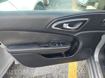 2016 Chrysler 200 Touring - miniatura 9