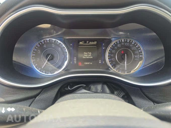 2016 Chrysler 200 Touring – miniatura 6