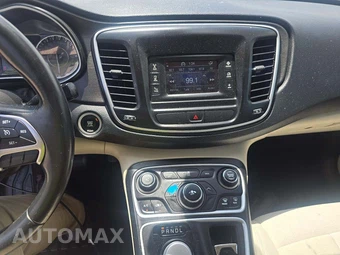 2016 Chrysler 200 Touring – miniatura 7