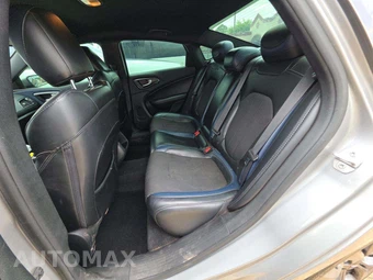 2016 Chrysler 200S – miniatura 13
