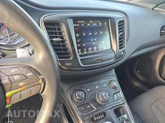 2016 Chrysler 200S – miniatura 11