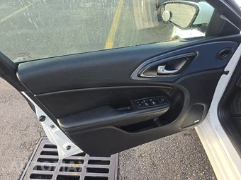 2016 Chrysler 200S – miniatura 9