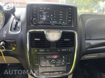 2016 Chrysler Town & Country Touring 121.2" WB - miniatura 10