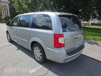 2016 Chrysler Town & Country Touring 121.2" WB - miniatura 2