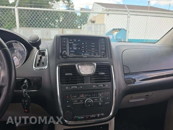 2016 Chrysler Town & Country Touring 121.2" WB – miniatura 10