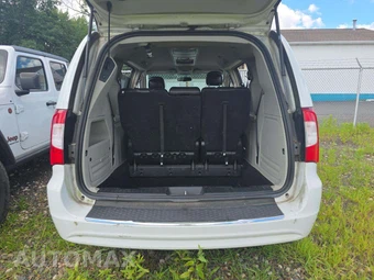 2016 Chrysler Town & Country Touring 121.2" WB – miniatura 15