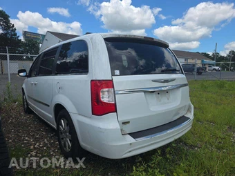 2016 Chrysler Town & Country Touring 121.2" WB – miniatura 2