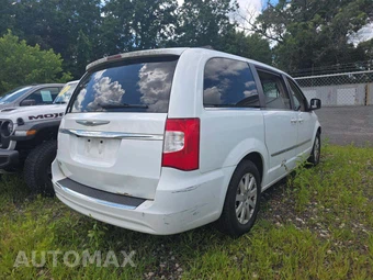 2016 Chrysler Town & Country Touring 121.2" WB – miniatura 3