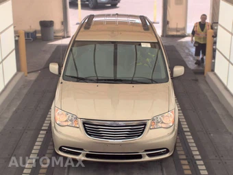 2016 Chrysler Town & Country Touring 121.2" WB - miniatura 2