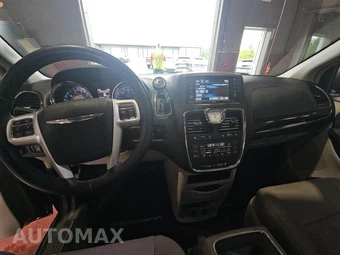 2016 Chrysler Town & Country Touring 121.2" WB - miniatura 11