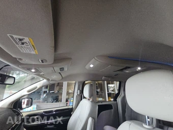 2016 Chrysler Town & Country Touring 121.2" WB - miniatura 15