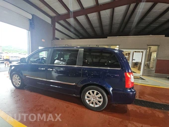 2016 Chrysler Town & Country Touring 121.2" WB - miniatura 6