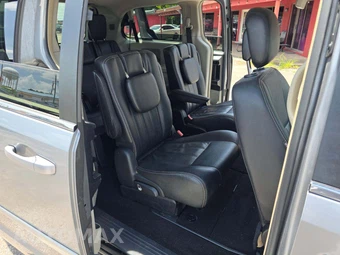 2016 Chrysler Town & Country Touring 121.2" WB – miniatura 17