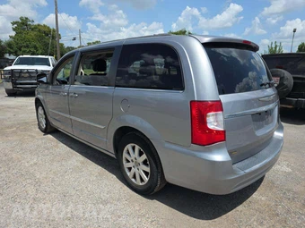 2016 Chrysler Town & Country Touring 121.2" WB – miniatura 2