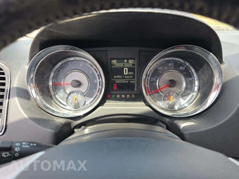 2016 Chrysler Town & Country Touring 121.2" WB – miniatura 9